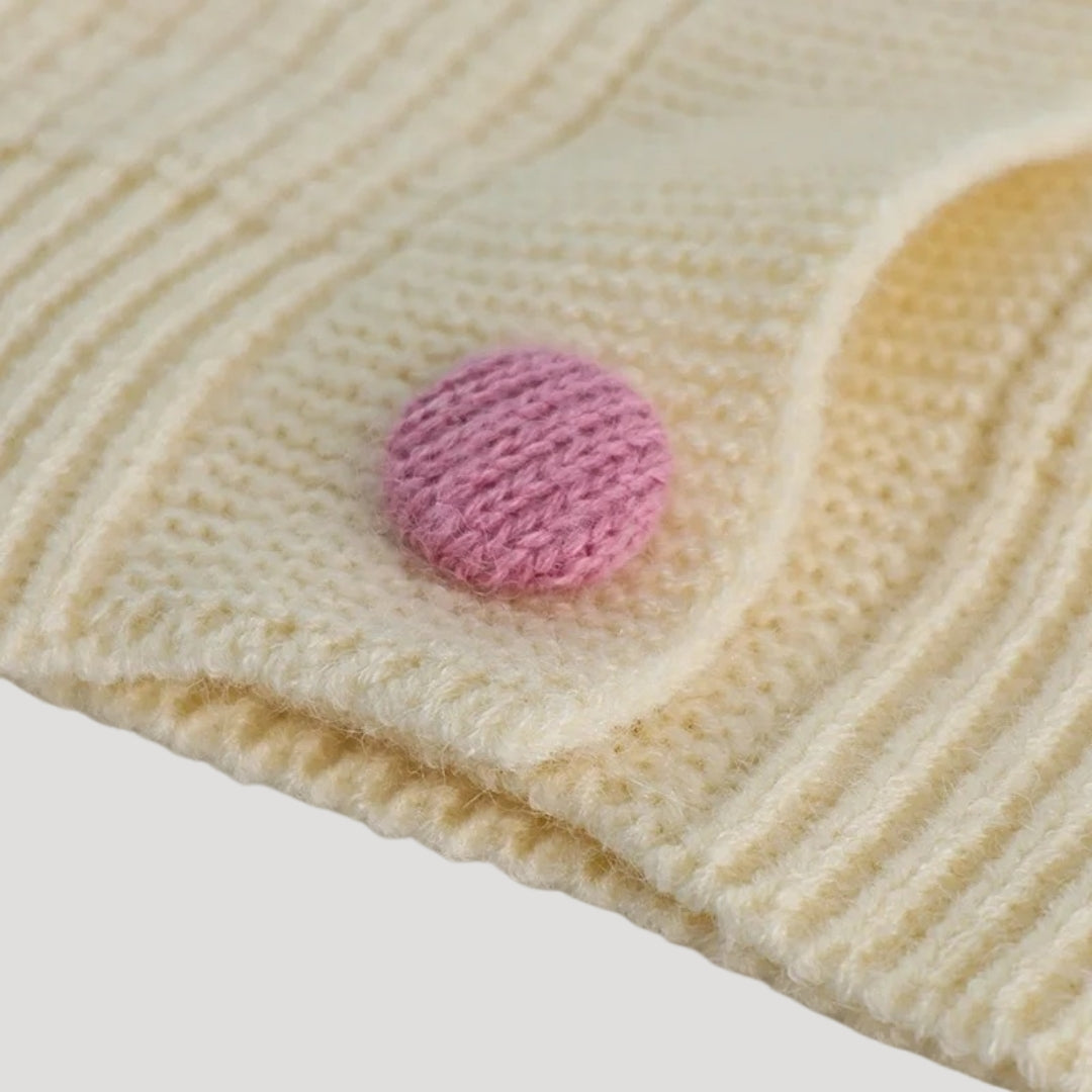 Cardigan épais à détails fraise | Style ludique et cosy