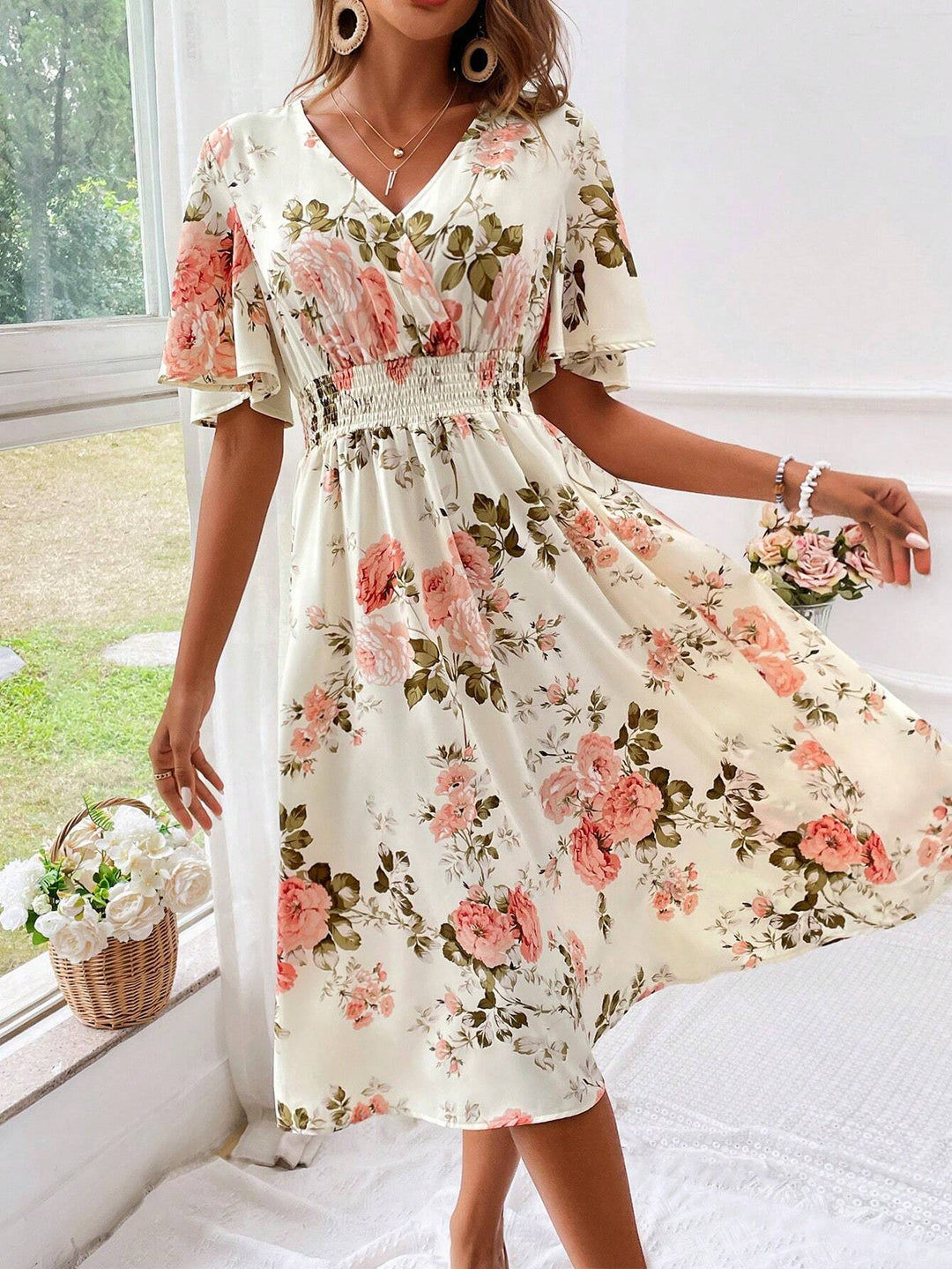 Robe midi à encolure en V | Élégance fluide et détails romantiques