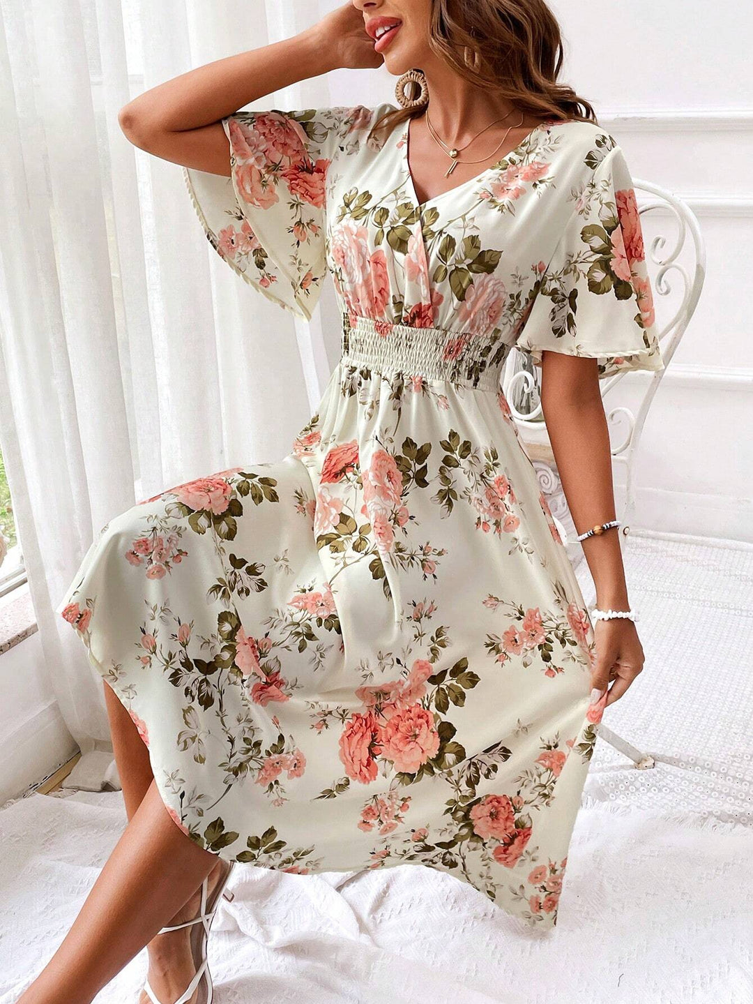 Robe midi à encolure en V | Élégance fluide et détails romantiques