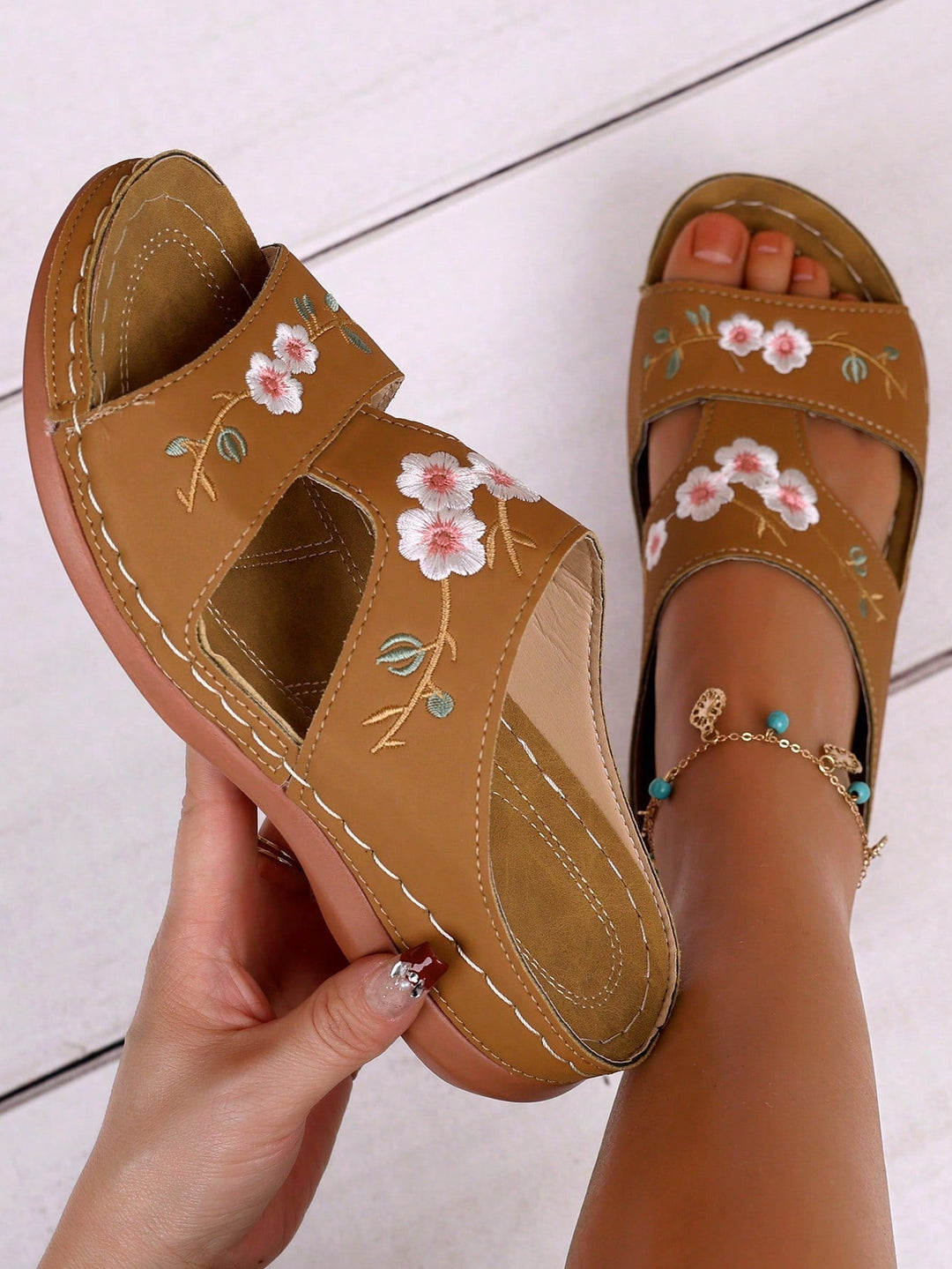 Sandales à fleurs | Look estival décontracté