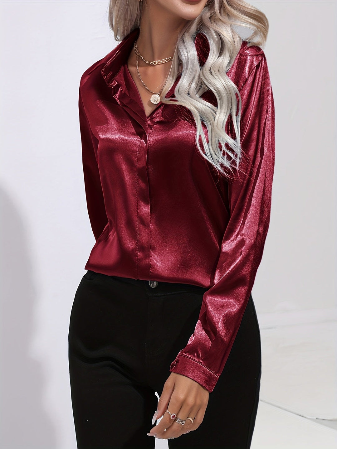 Blouse satinée à col classique | Élégance brillante au quotidien
