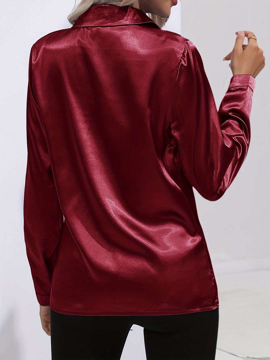 Blouse satinée à col classique | Élégance brillante au quotidien