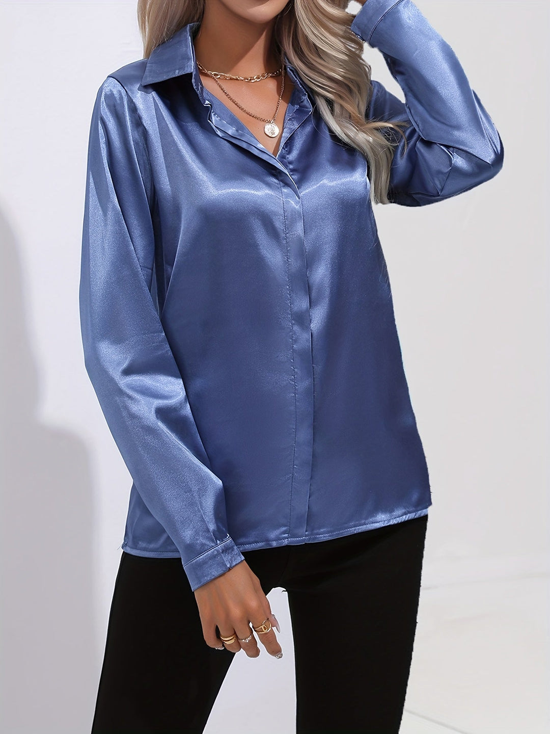 Blouse satinée à col classique | Élégance brillante au quotidien