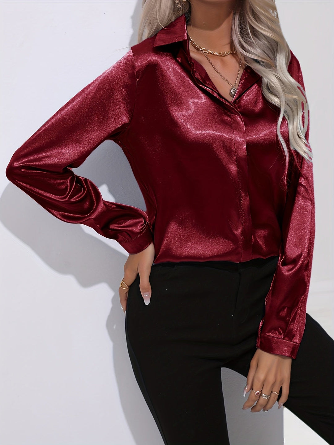 Blouse satinée à col classique | Élégance brillante au quotidien