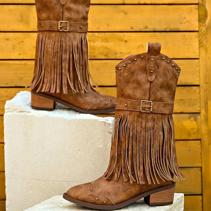 Bottes à franges | Détail clouté et talon épais