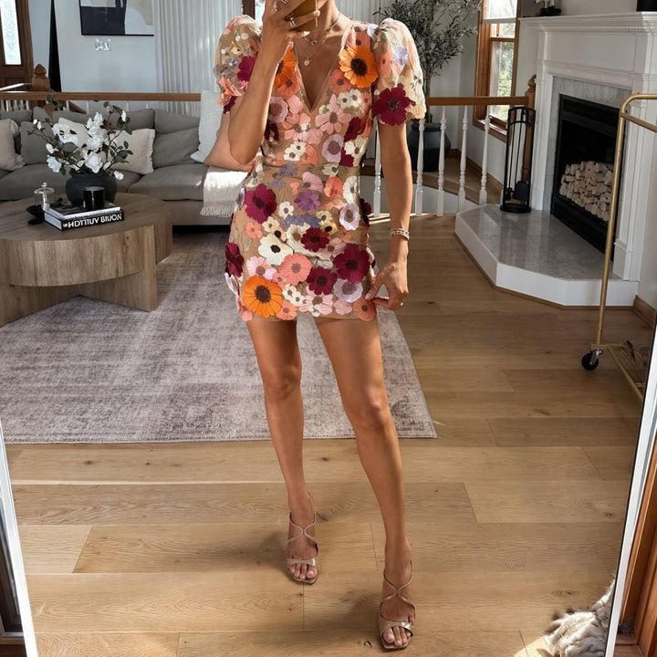 Robe courte brodée | Fleurie et élégante