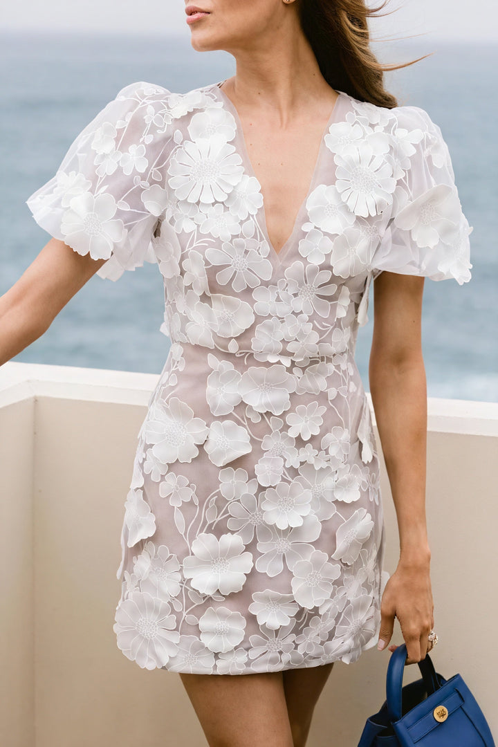 Robe courte brodée | Fleurie et élégante