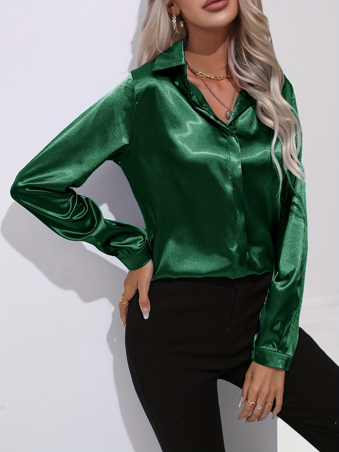 Blouse satinée à col classique | Élégance brillante au quotidien