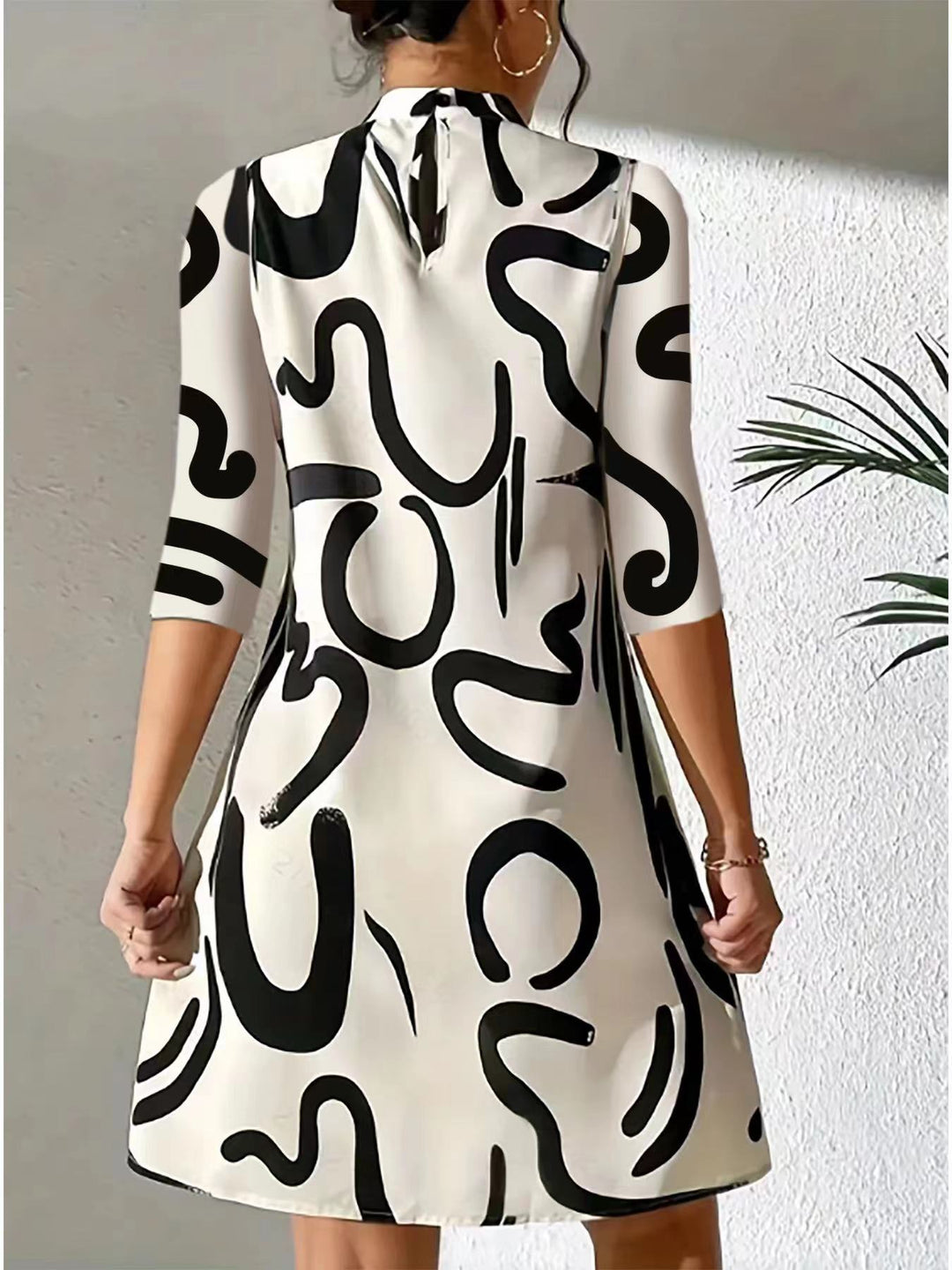Robe courte ample graphique | Style contemporain