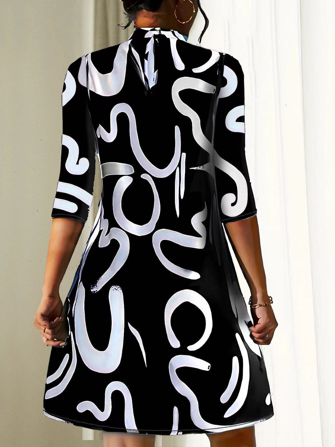 Robe courte ample graphique | Style contemporain