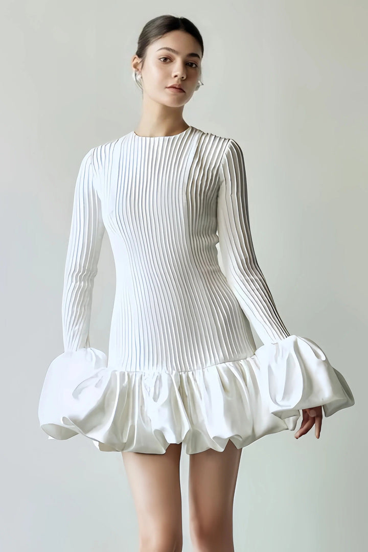Robe courte plissée avec manches évasées | Élégance raffinée