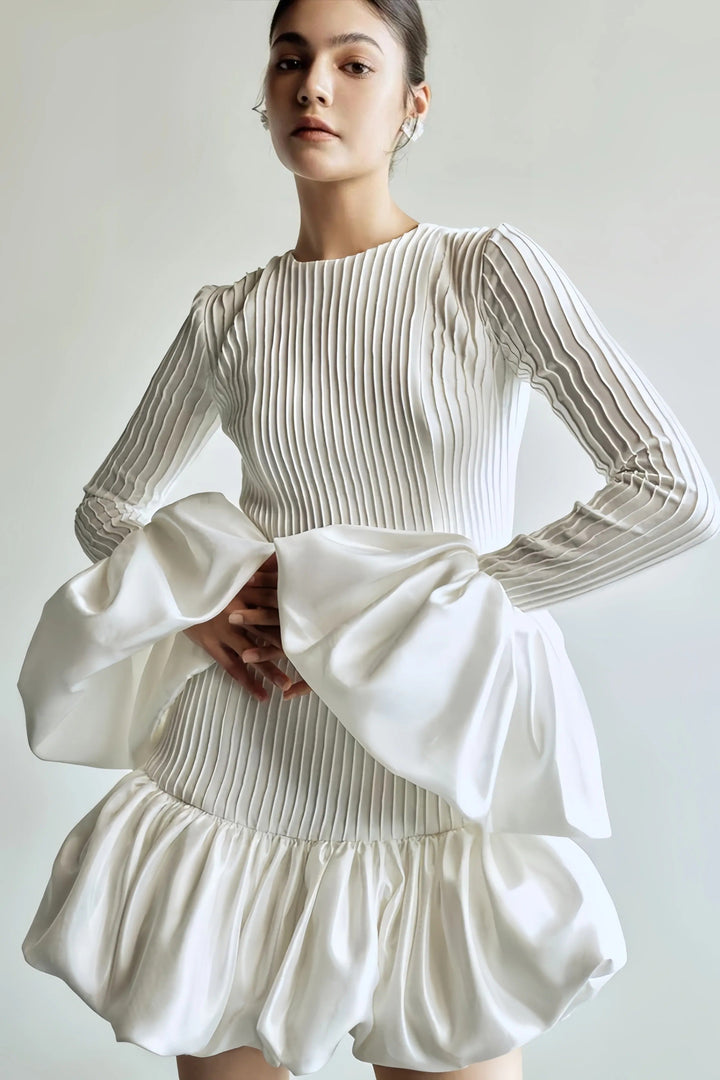 Robe courte plissée avec manches évasées | Élégance raffinée