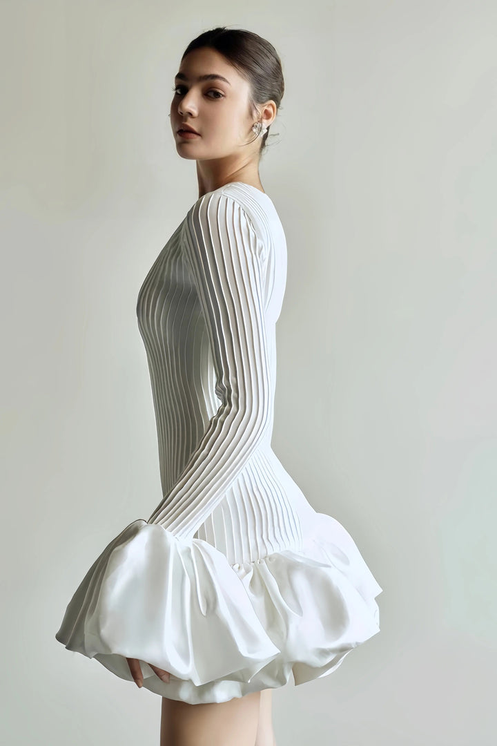 Robe courte plissée avec manches évasées | Élégance raffinée