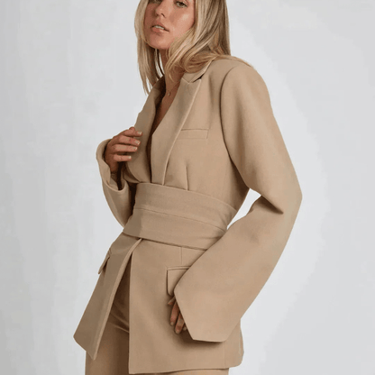 Blazer court ceinturé | Élégance minimaliste pour les occasions chics