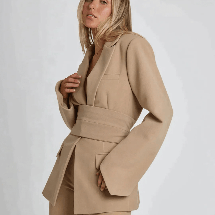 Blazer court ceinturé | Élégance minimaliste pour les occasions chics