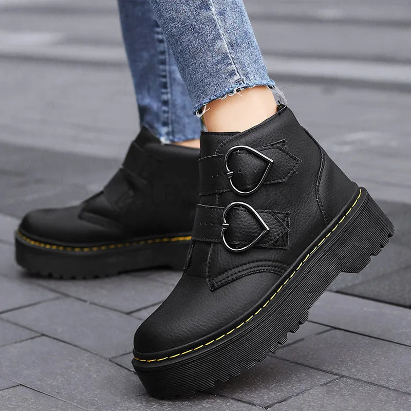 Bottines montantes originales | Détail tendance avec boucles cœur