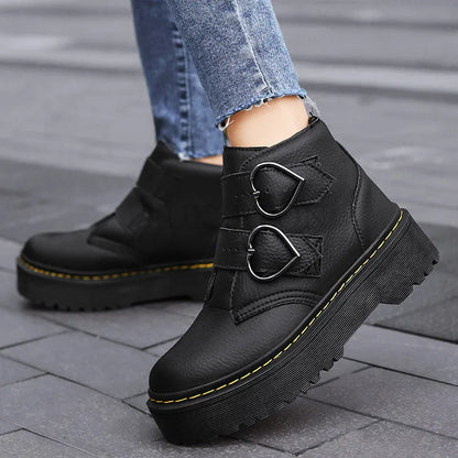 Bottines montantes originales | Détail tendance avec boucles cœur