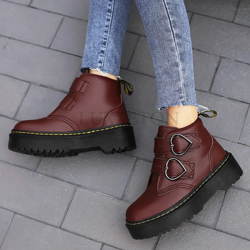 Bottines montantes originales | Détail tendance avec boucles cœur