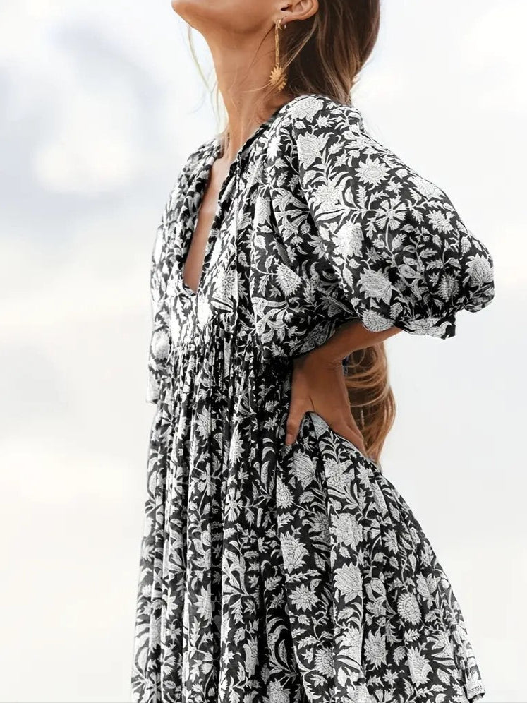 Robe Longue Bohème à Col en V et Manches Amples | Silhouette Féminine pour Toutes les Occasions
