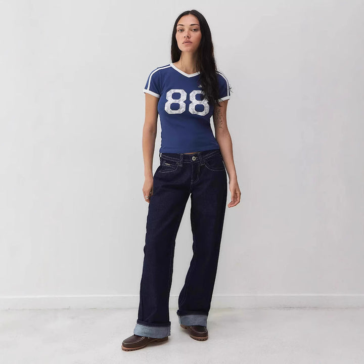 T-shirt col en V ajusté | Style rétro numéroté