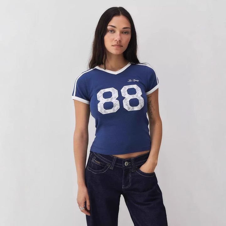 T-shirt col en V ajusté | Style rétro numéroté