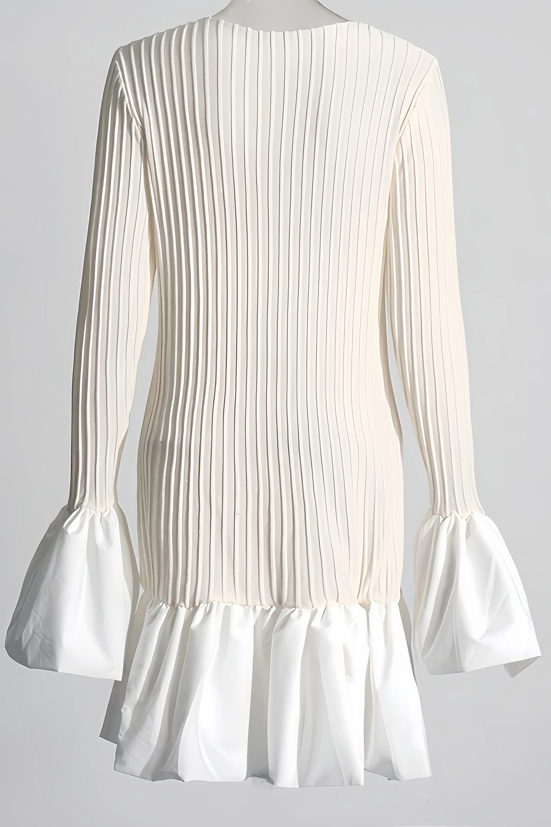 Robe courte plissée avec manches évasées | Élégance raffinée