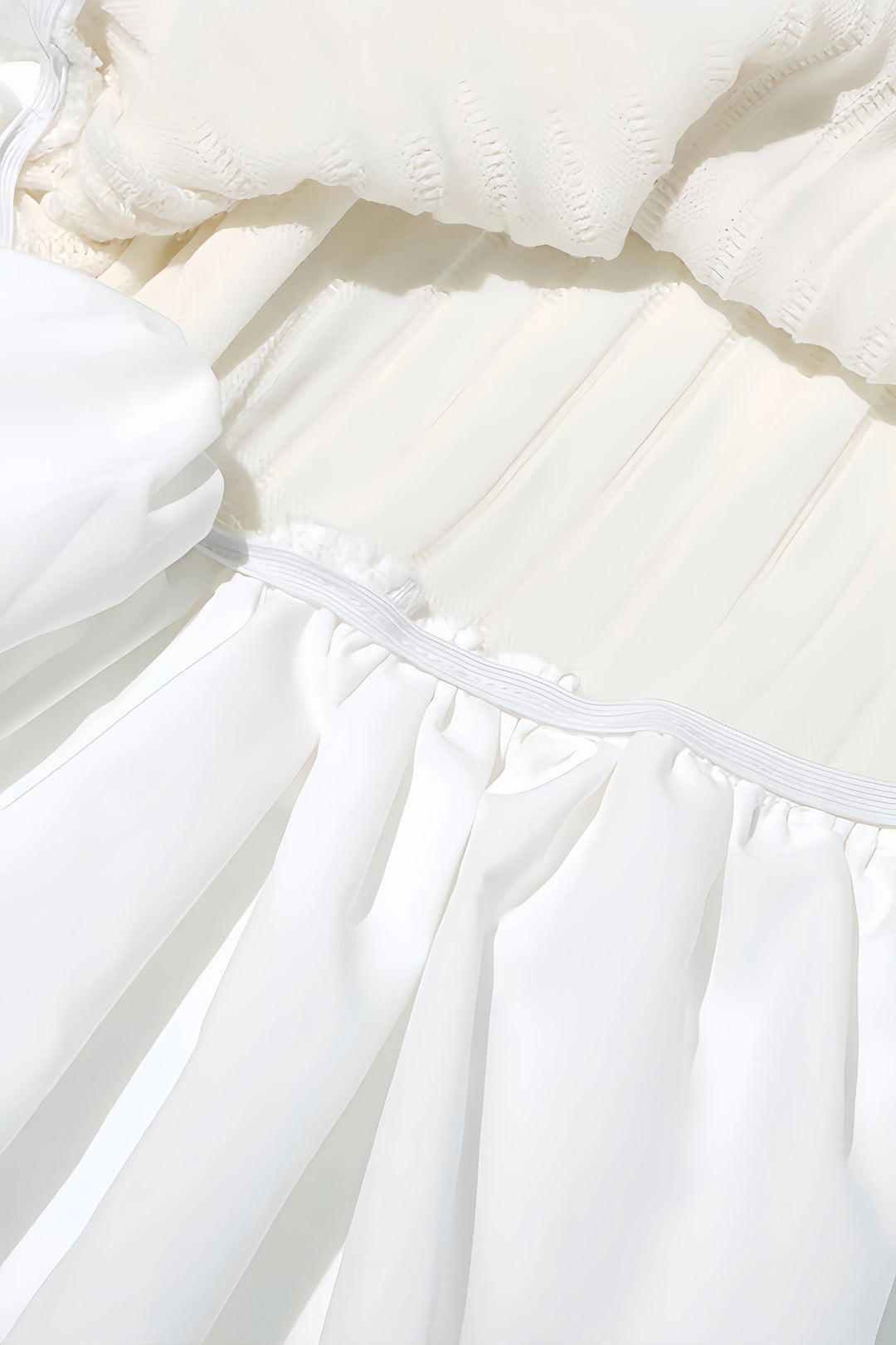 Robe courte plissée avec manches évasées | Élégance raffinée