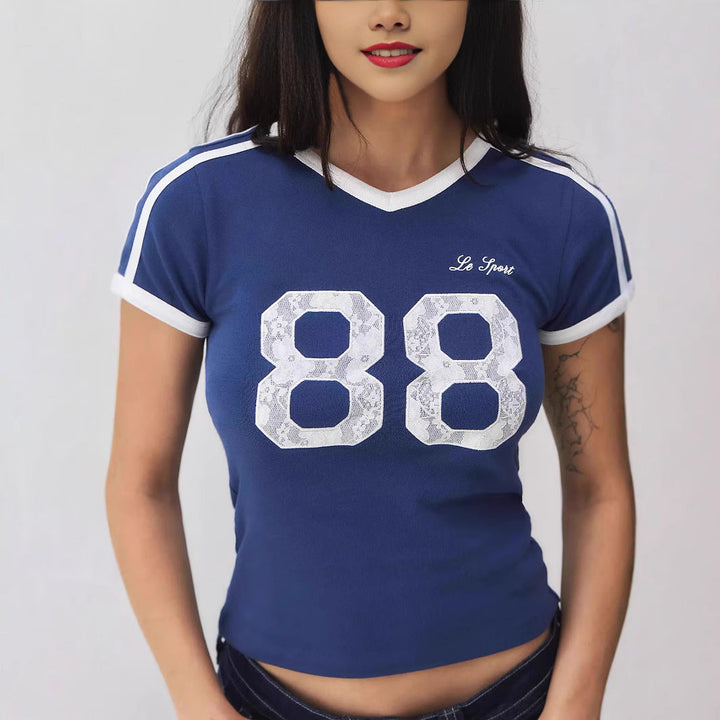 T-shirt col en V ajusté | Style rétro numéroté