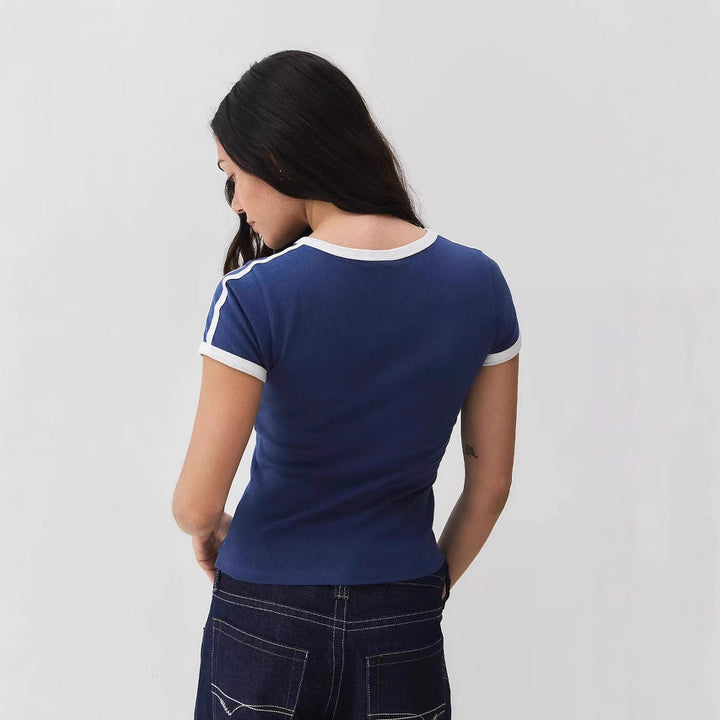 T-shirt col en V ajusté | Style rétro numéroté