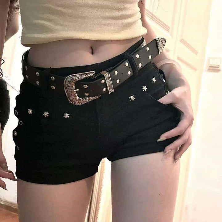 Short taille haute clouté avec ceinture | Parfait pour un look rock tendance
