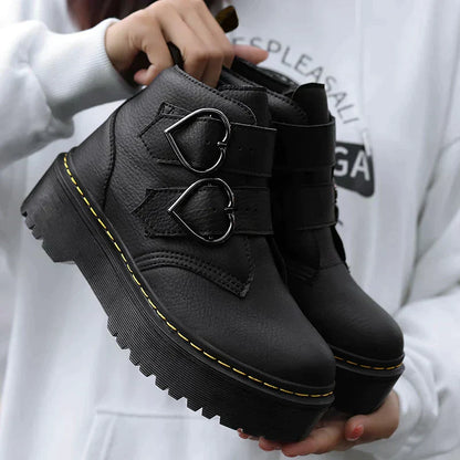 Bottines montantes originales | Détail tendance avec boucles cœur
