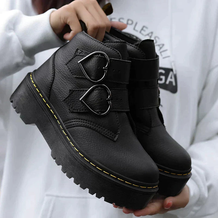Bottines montantes originales | Détail tendance avec boucles cœur