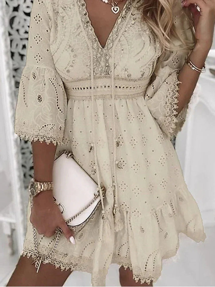 Robe courte brodée | Élégance d’été bohème