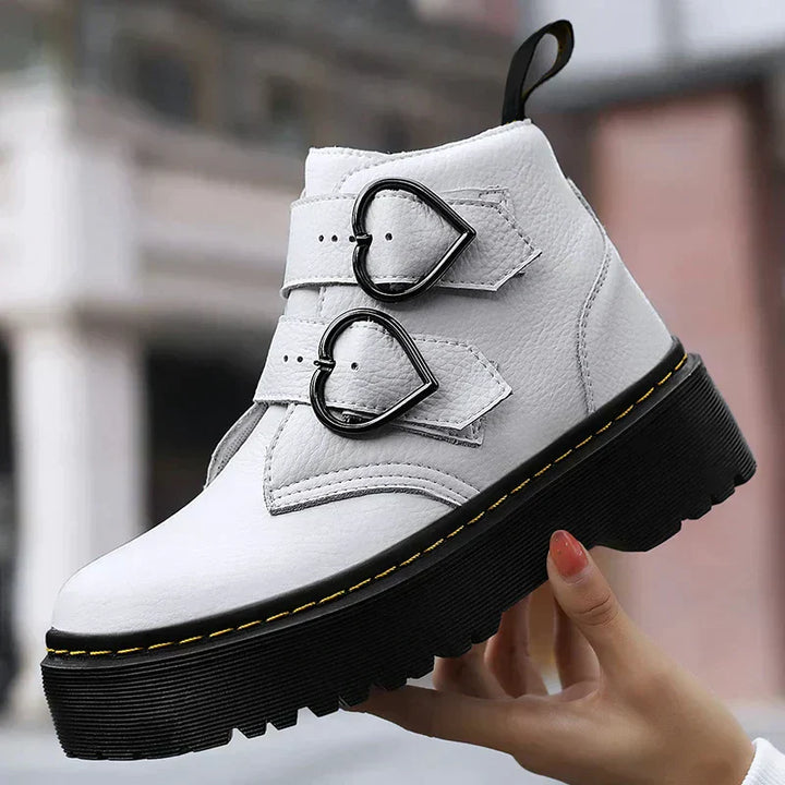 Bottines montantes originales | Détail tendance avec boucles cœur