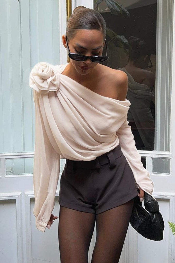 Top asymétrique avec fleur | Élégance raffinée pour vos soirées