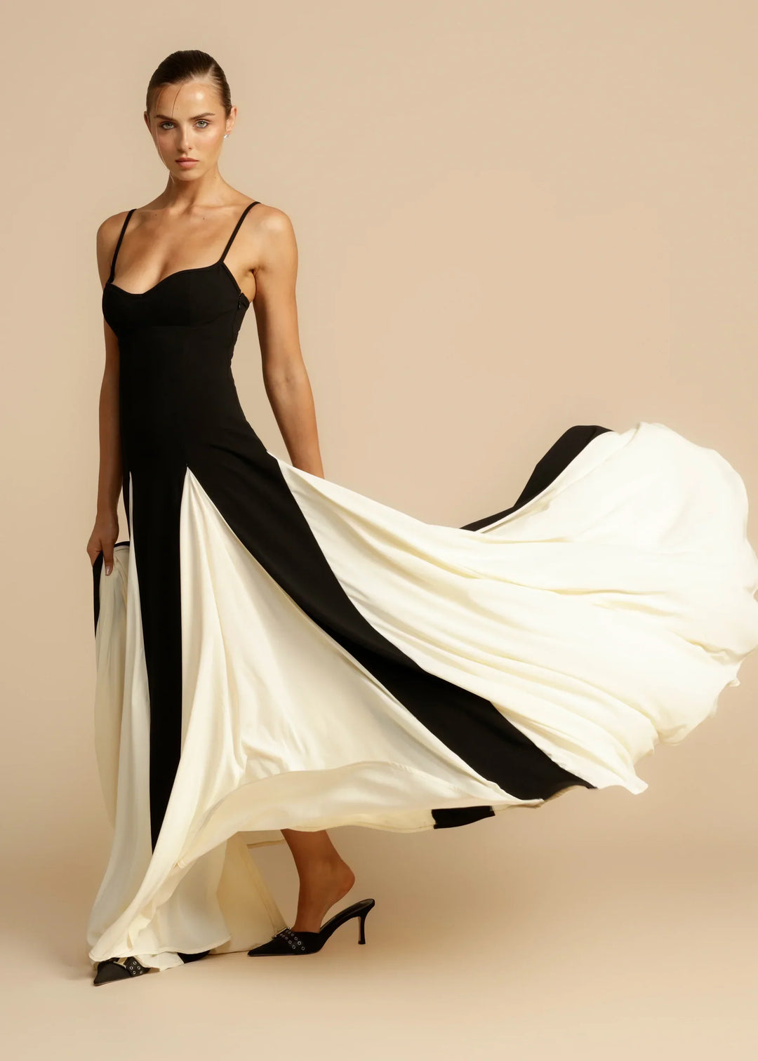 Robe longue élégante | Contraste chic noir et blanc
