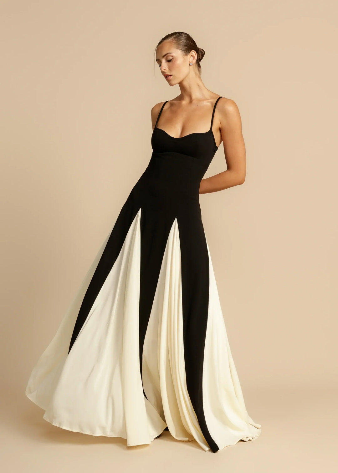 Robe longue élégante | Contraste chic noir et blanc