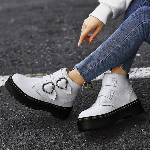 Bottines montantes originales | Détail tendance avec boucles cœur