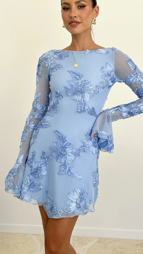 Robe courte élégante | Broderies florales chic