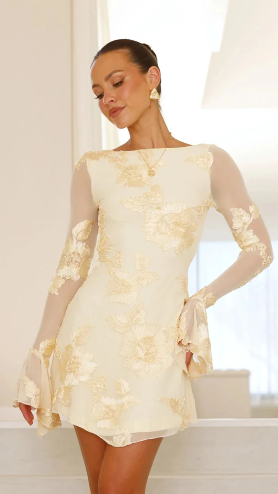 Robe courte élégante | Broderies florales chic