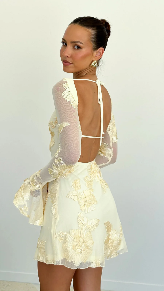 Robe courte élégante | Broderies florales chic