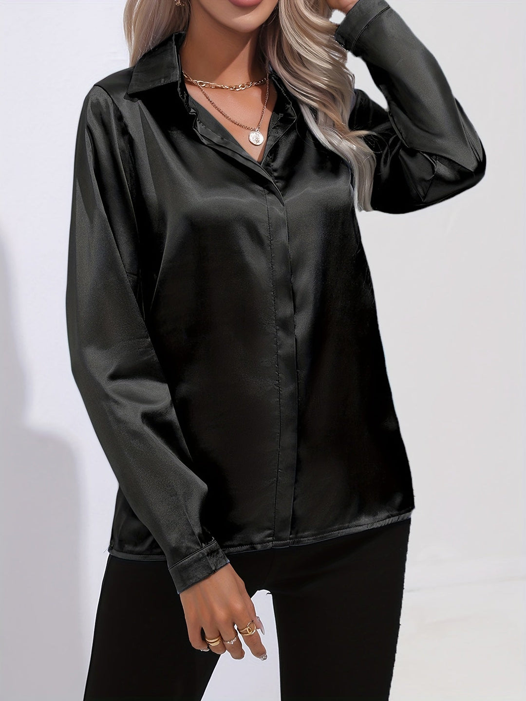 Blouse satinée à col classique | Élégance brillante au quotidien