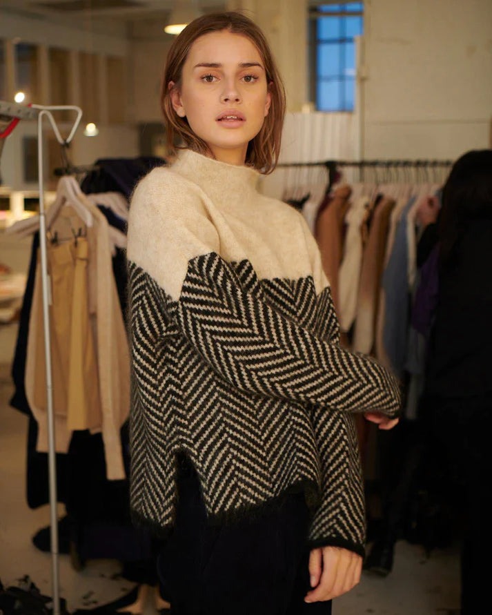 Pull col montant motif chevron | Look élégant et décontracté
