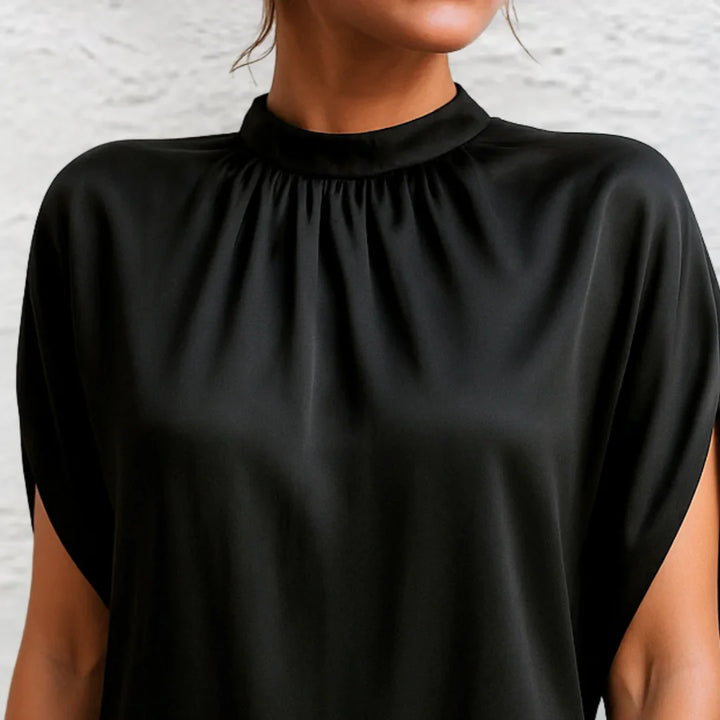 Robe noire courte col montant | Élégance discrète