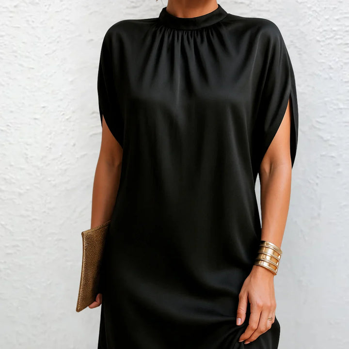 Robe noire courte col montant | Élégance discrète