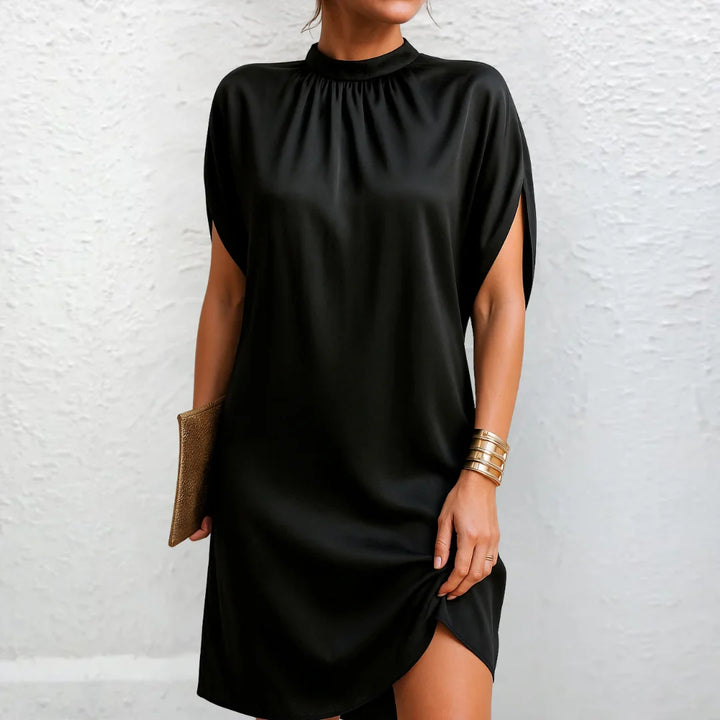 Robe noire courte col montant | Élégance discrète