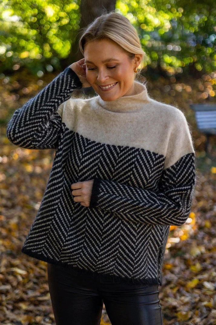 Pull col montant motif chevron | Look élégant et décontracté