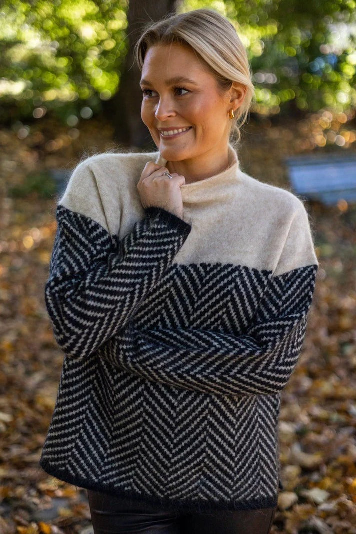 Pull col montant motif chevron | Look élégant et décontracté
