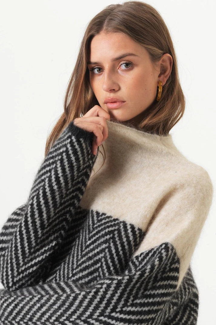 Pull col montant motif chevron | Look élégant et décontracté