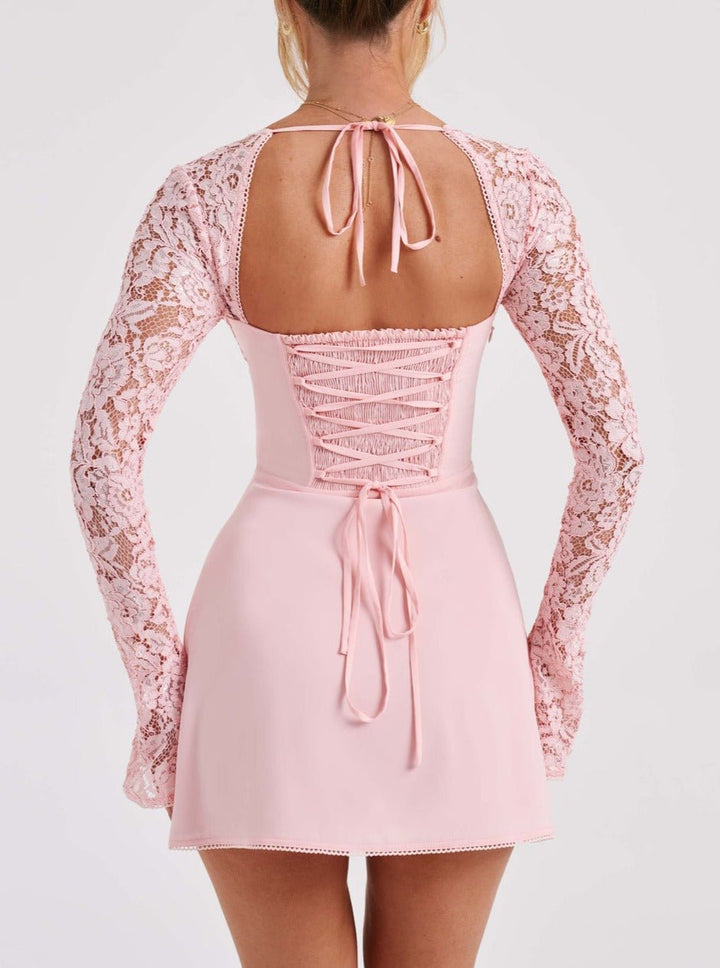 Robe courte en dentelle | Élégance féminine
